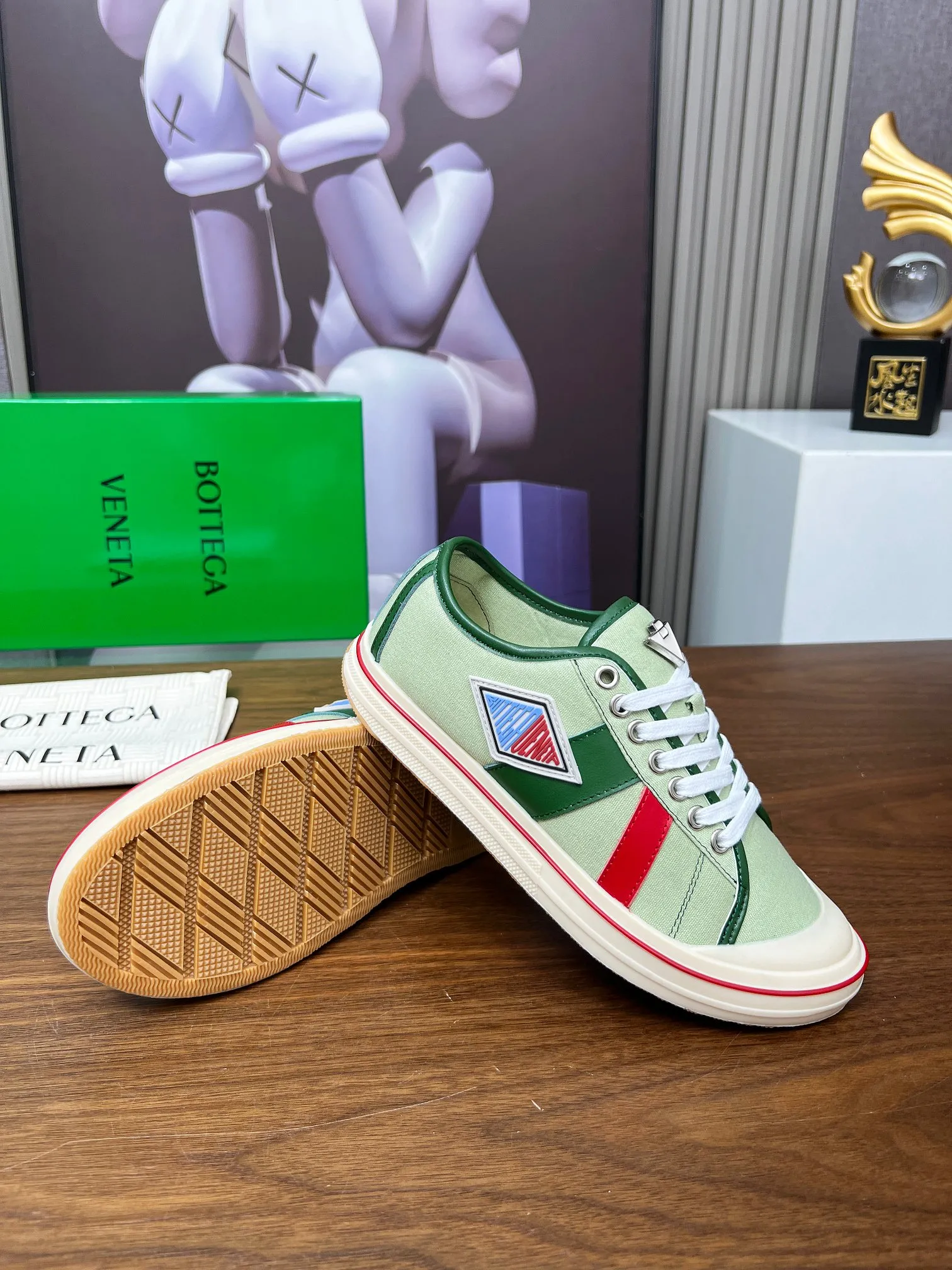 Men's men's shoes 💰500💰 Bottega Veneta BV's latest Eliot series retro basketball shoes casual sports canvas shoes will become gods once it is launched‼ ️ Inspired by retro basketball sneakers, the color combination highlights youthful vitality and perfectly interprets the theme of youth and childlike innocence. The details are also very particular. The summer canvas brings excellent durability and comfort. Designs such as calfskin trim, rubber toe caps and hand-painted retro red lines are full of retro feel. The round toe and convex sole add a modern feel and are suitable for various styles. Easily create a fashionable atmosphere. The upper foot is the focus...can be worn as a couple's shoes...The red lines on each shoe edge are hand-painted, which adds more taste and attitude! ✦Fabric: Original customized high-density canvas + cowhide ✦Inner: original customized breathable canvas ✦Insole: movable latex cowhide insole ✦Sole: original molded non-slip and wear-resistant TPU material ✦Sole thickness: 3cm, low-profile, single shoe ✦Number of sizes: female size 35--40, female 40 is customized and non-returnable❕ ✦Number: male size 39--45, male 45 is customized and non-returnable❗️